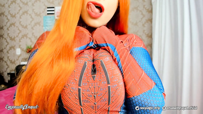 Огненная косплей-нимфа: страстная игра с игрушкой