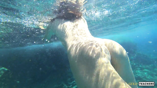 Эротика с русской моделью под водой