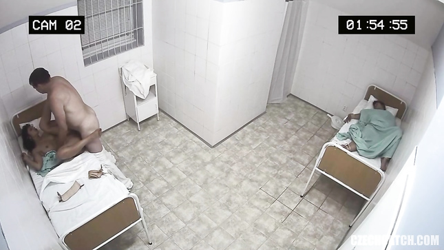 Врач кончил в пьяную пациентку